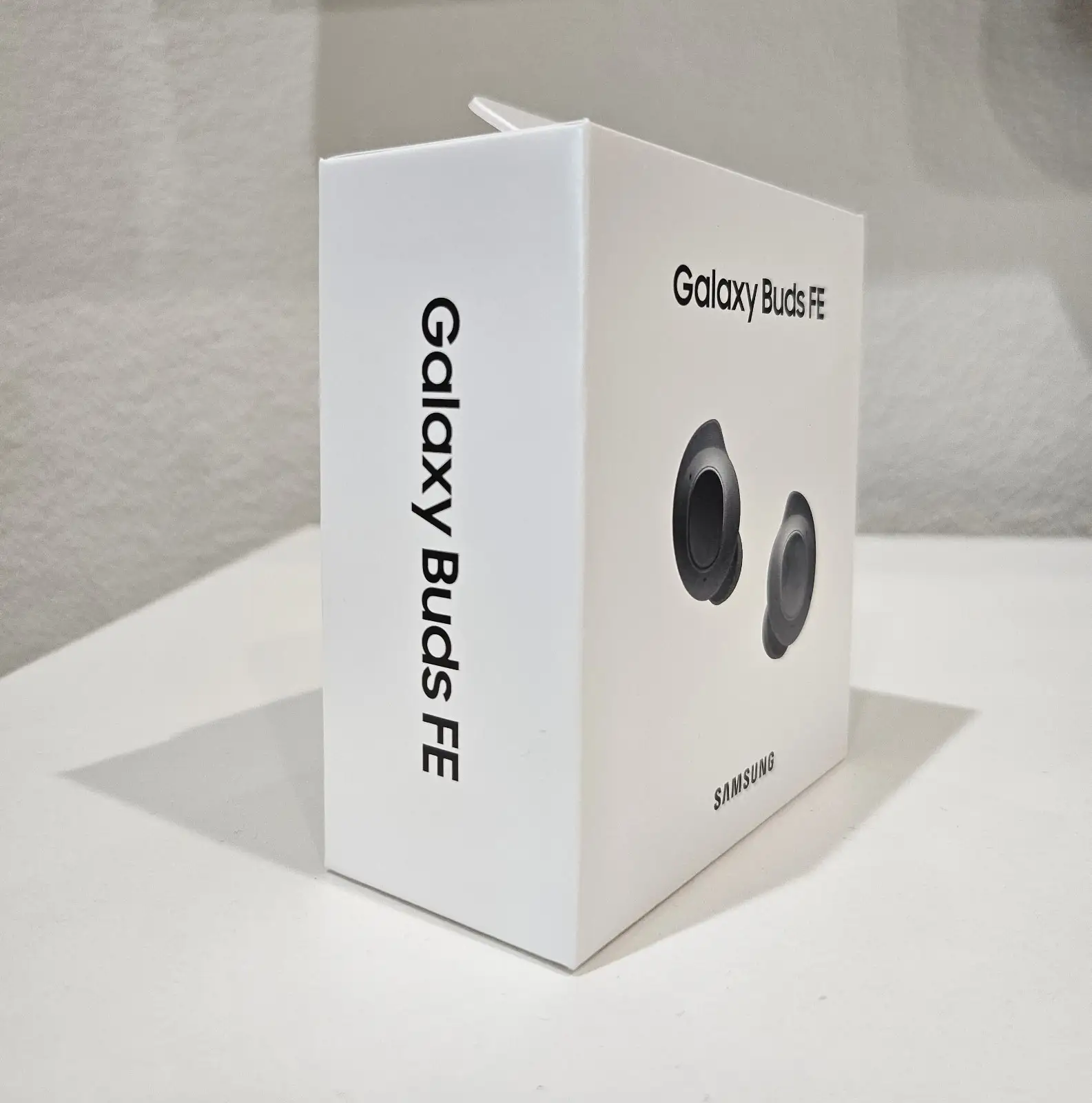 Samsung Galaxy Buds FE retail packaging and accessories