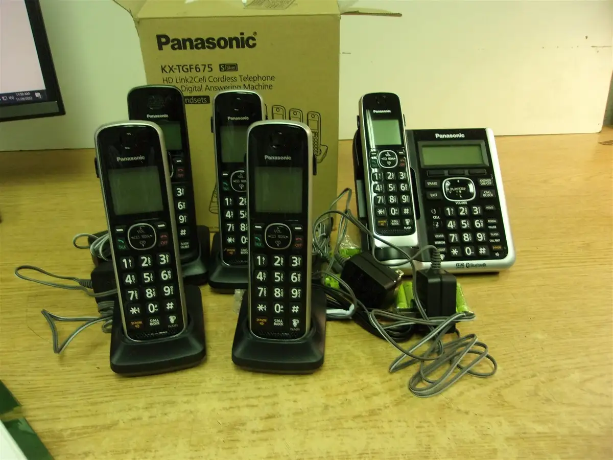 Panasonic KX-TGF975B cordless phone base and handset