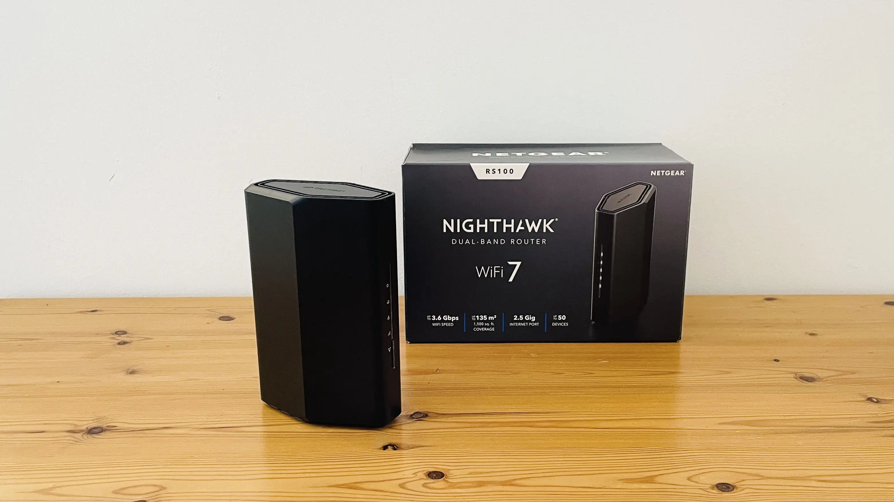 NETGEAR Nighthawk RS100 side view product photo