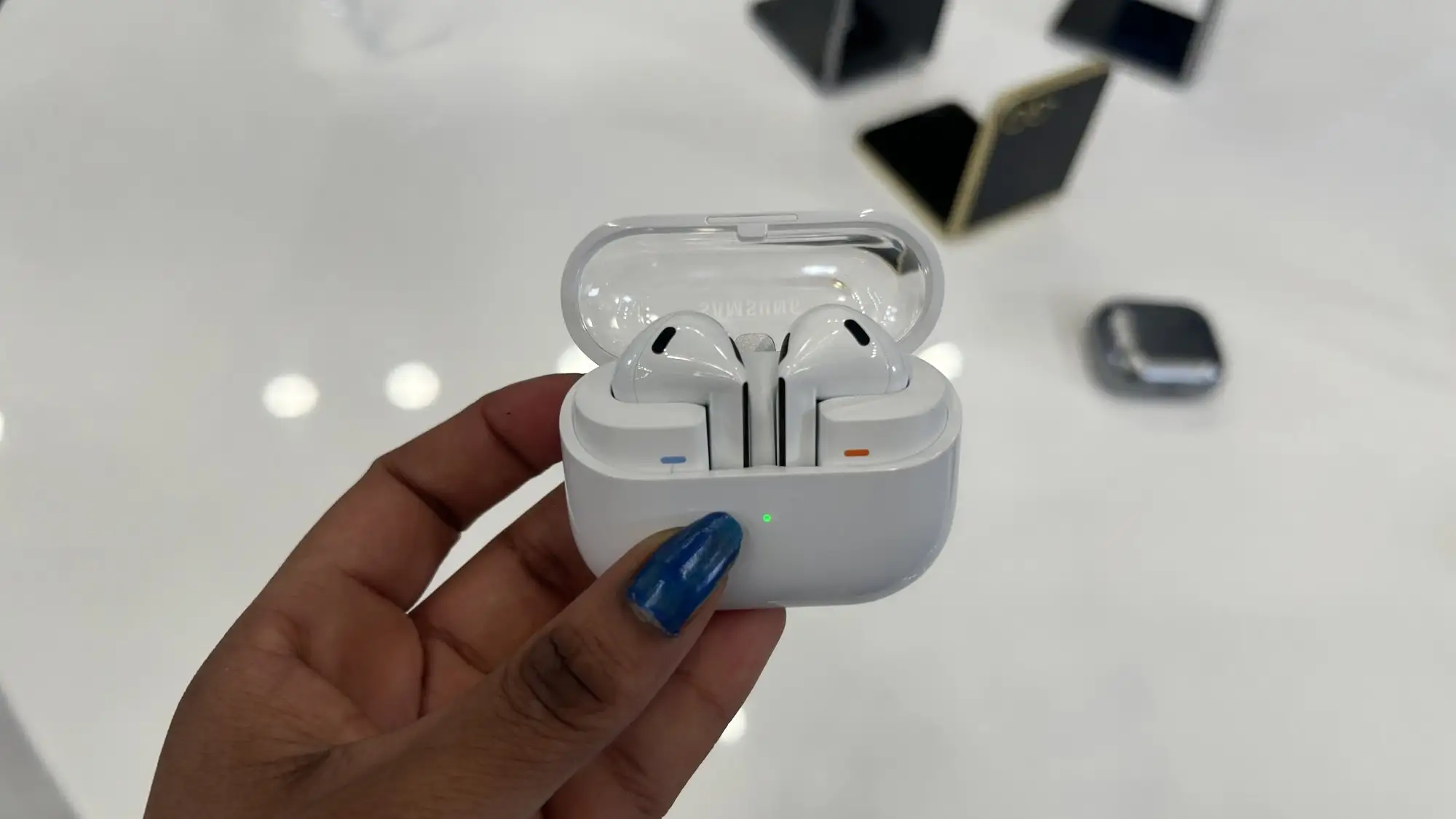 Samsung Galaxy Buds3 clear lid charging case