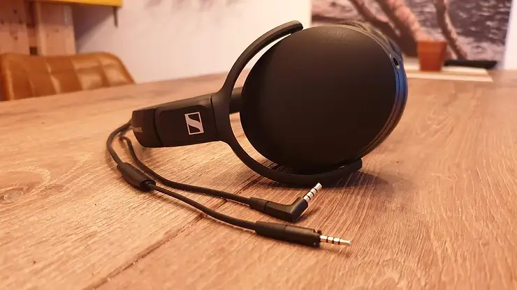 Sennheiser HD 400S product display with accessories