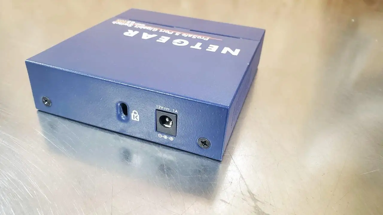 NETGEAR GS105NA compact metal ethernet switch