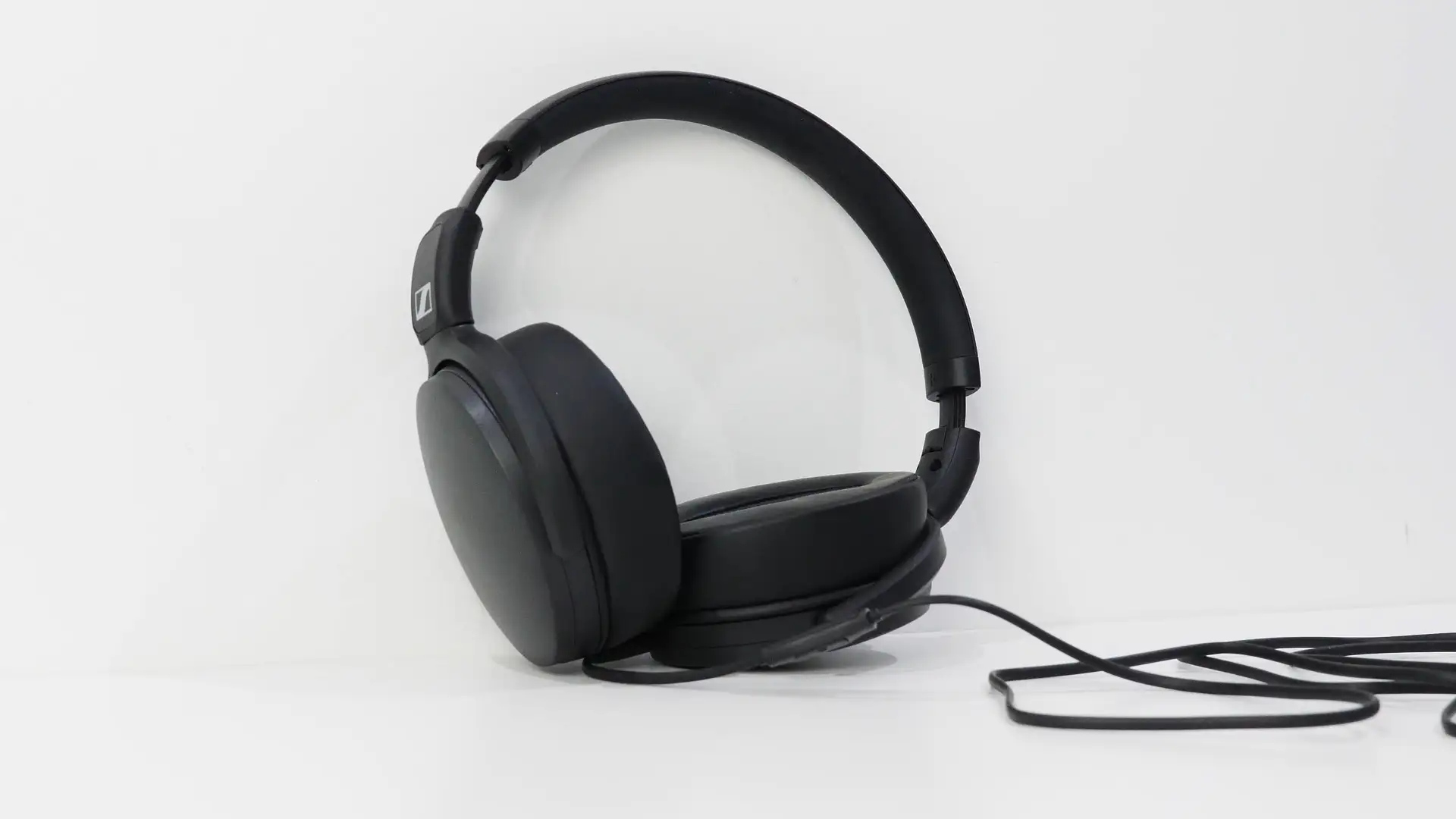 Sennheiser HD 400S headphones close-up image