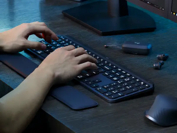 Logitech MX Keys S Combo Review: Comfort Wins, Backlight Lags
