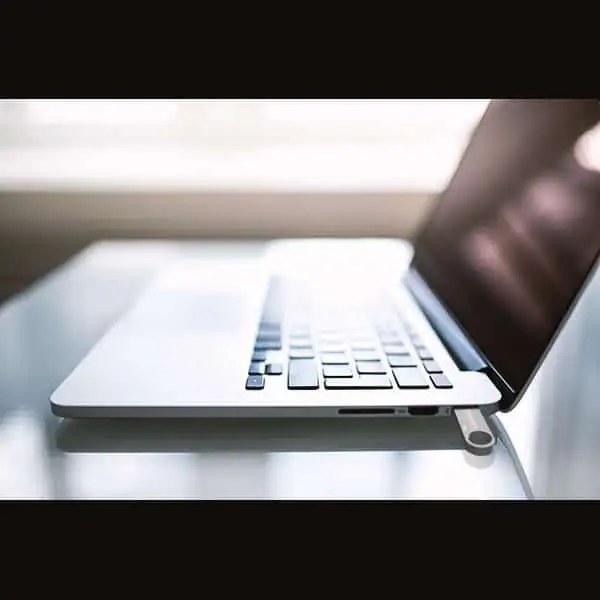 Kingston DataTraveler SE9 Review: Durable But Slow Speeds