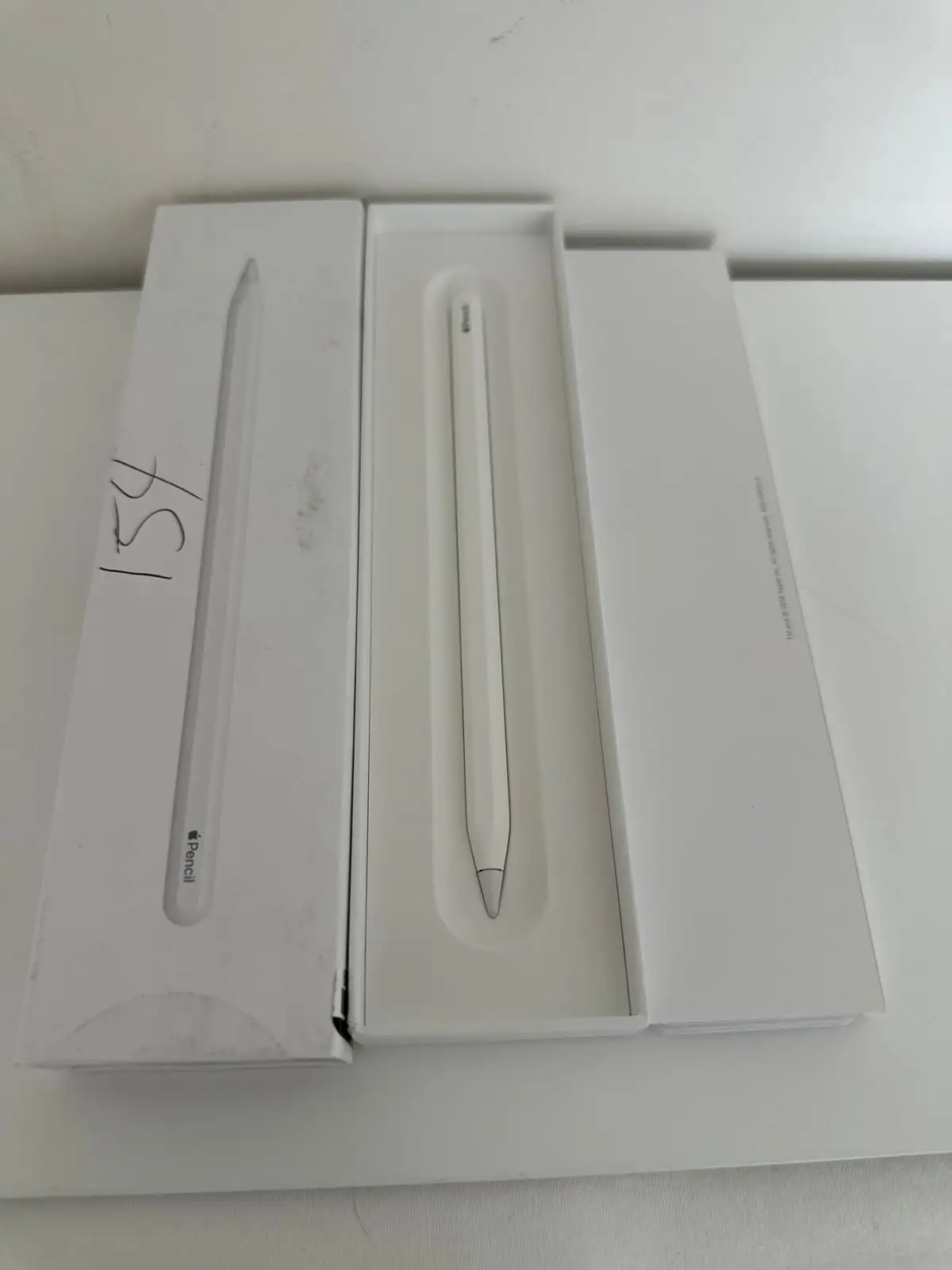 Apple Pencil 2 magnetic attachment on iPad