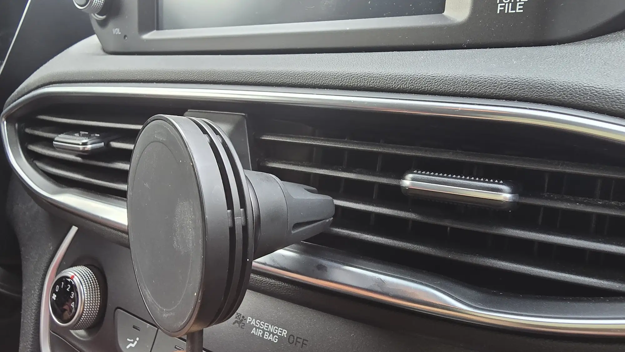 iOttie Velox Qi2 Mini Review: Fast Charge, Risky Hold