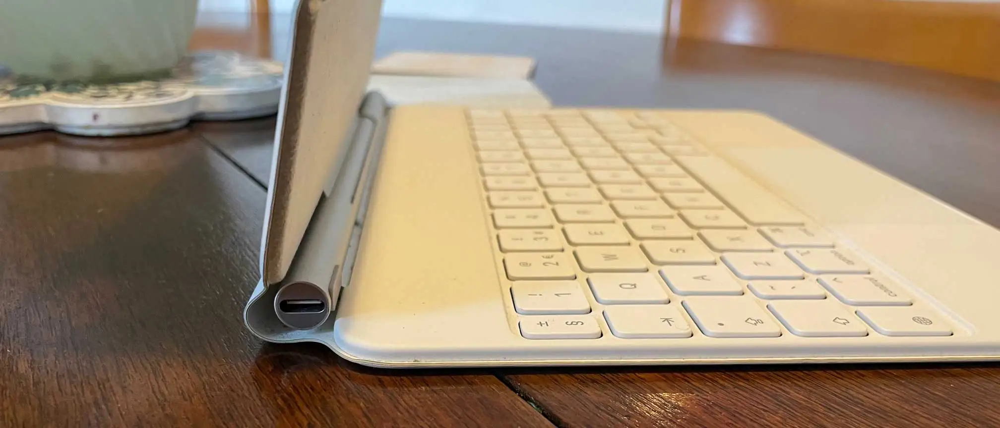 Apple Magic Keyboard iPad Pro cantilever design
