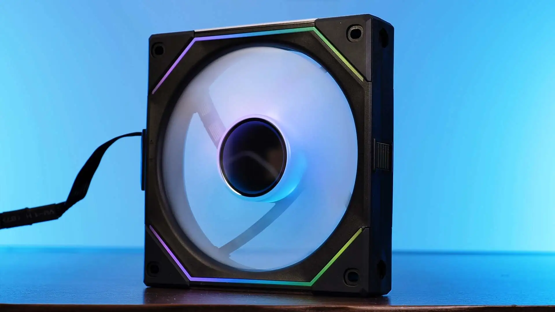 Lian Li UNI Fan SL-INF 120 Review: Stylish But Costly