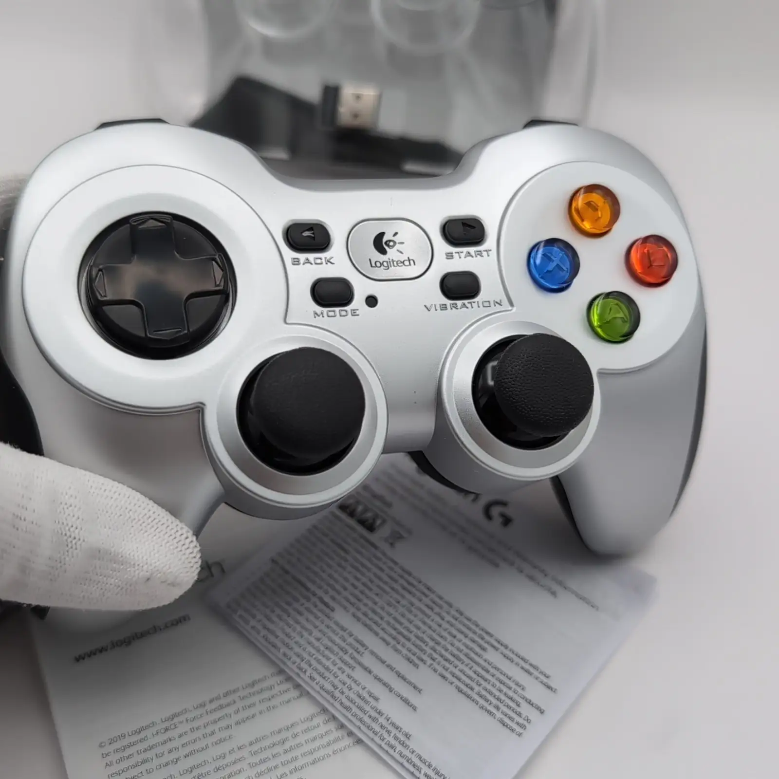 Logitech F710 Wireless Gamepad Review: Comfort vs Wireless Issues