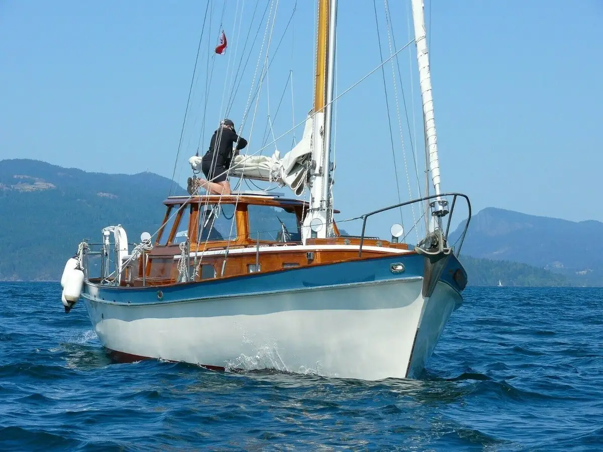 Standard Horizon HX210 Review: Strong Yet Risky Marine Radio