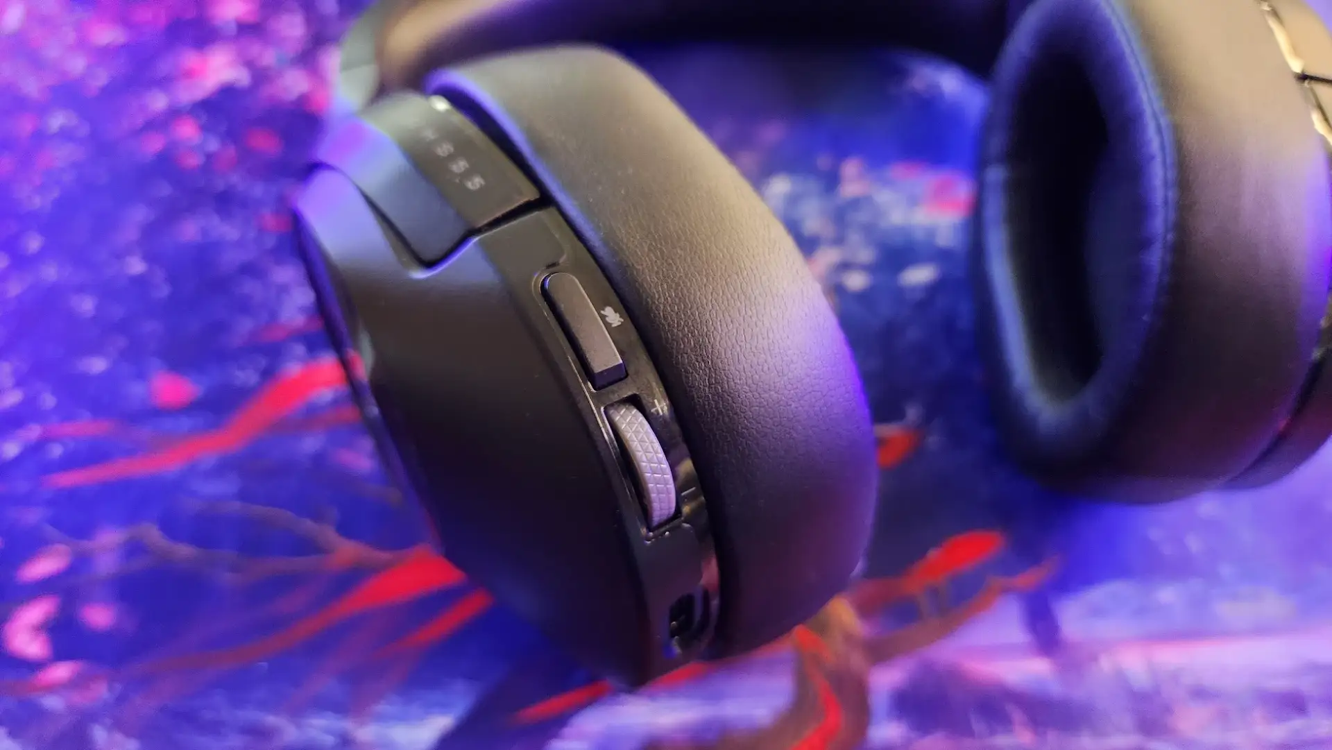 CORSAIR HS55 Wireless Headset Review: Mixed Comfort Verdict