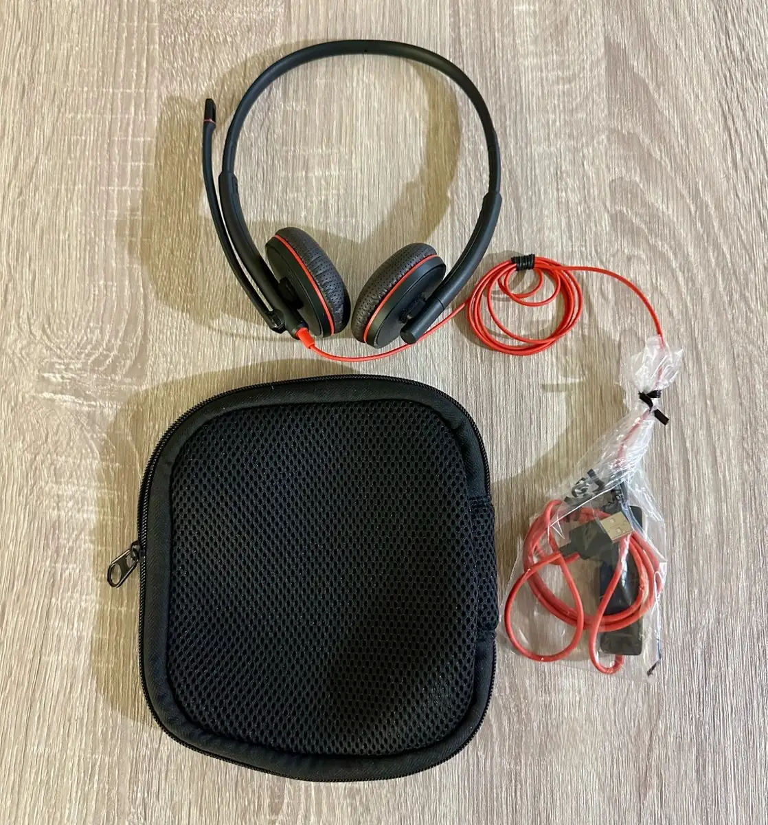 Plantronics Blackwire C3220 alongside competing headsets