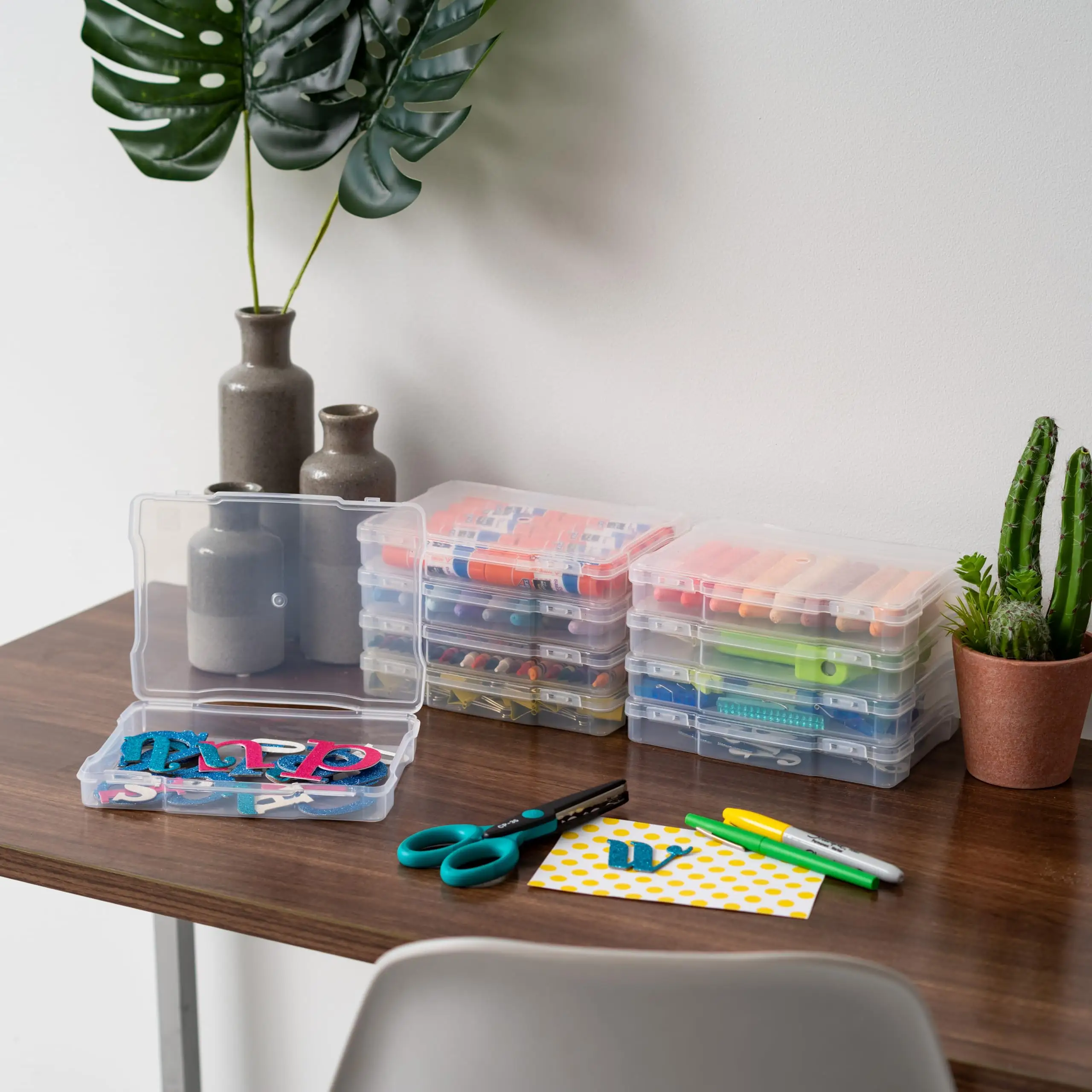 IRIS USA 5x7 photo storage case showing latch mechanism