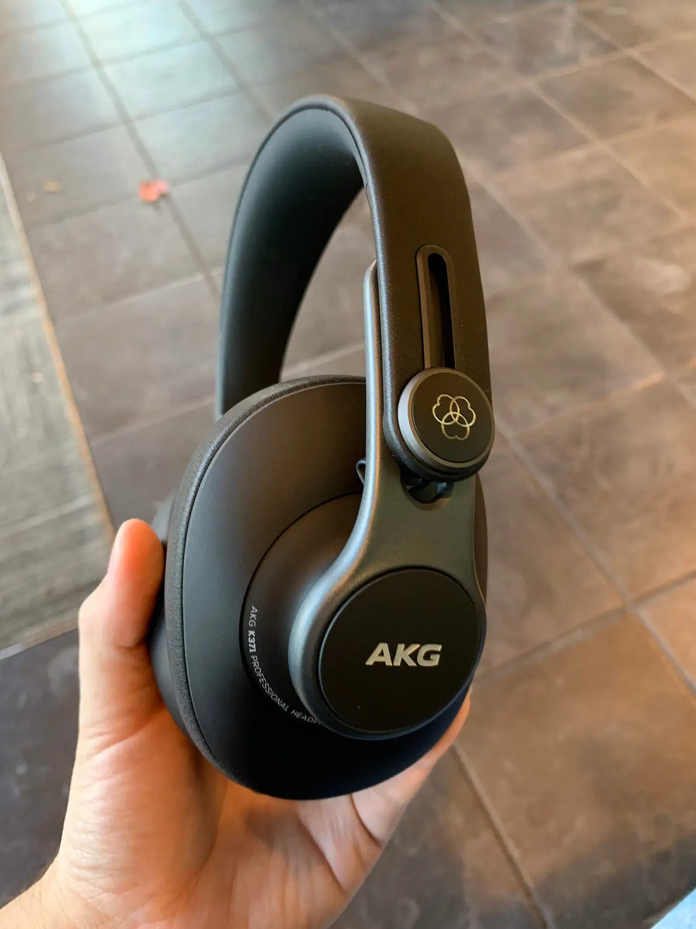 AKG K371 Review: Neutral Sound, Comfort Trade-offs
