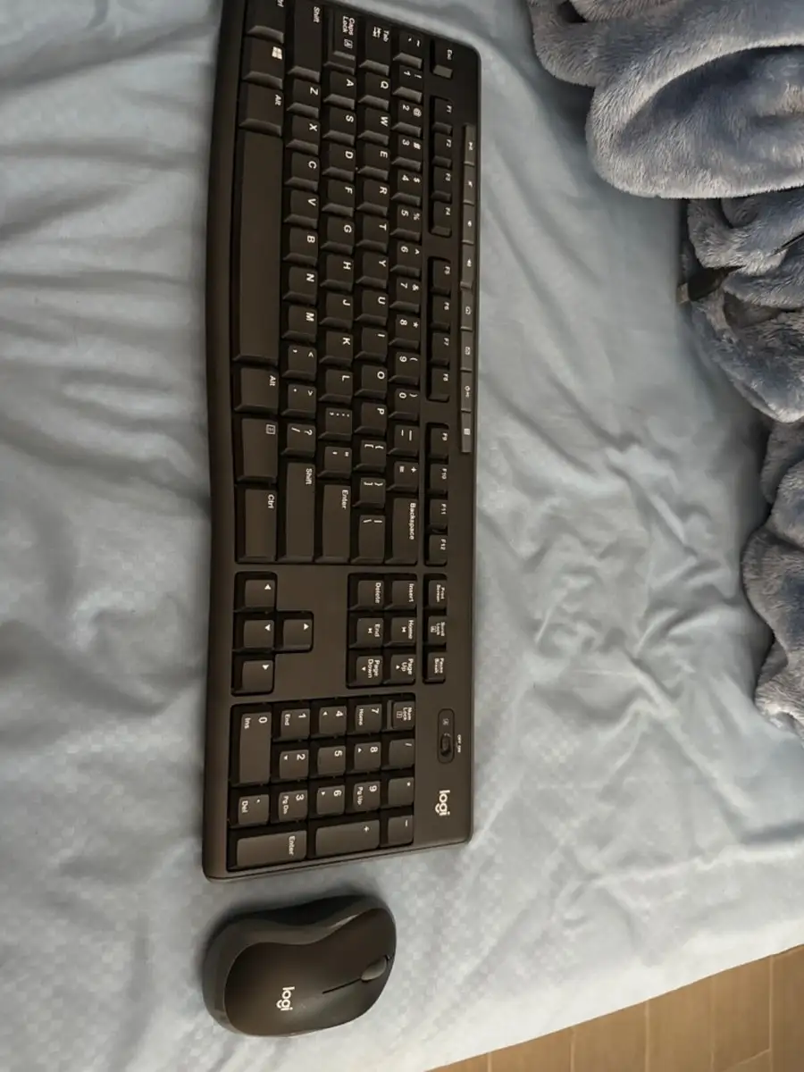 Logitech K270 and M185 combo on desk setup