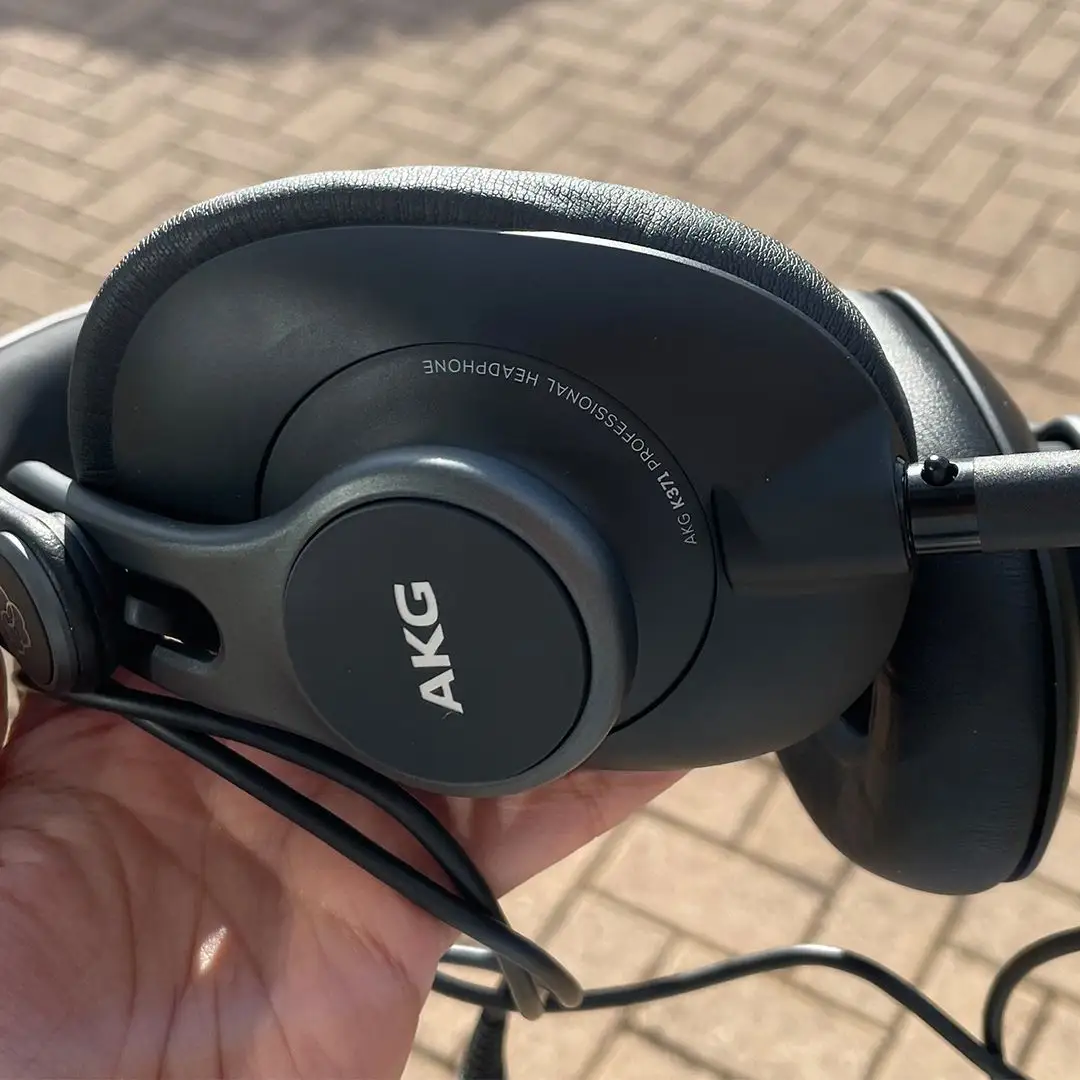 AKG K371 Review: Neutral Sound with Comfort Caveats