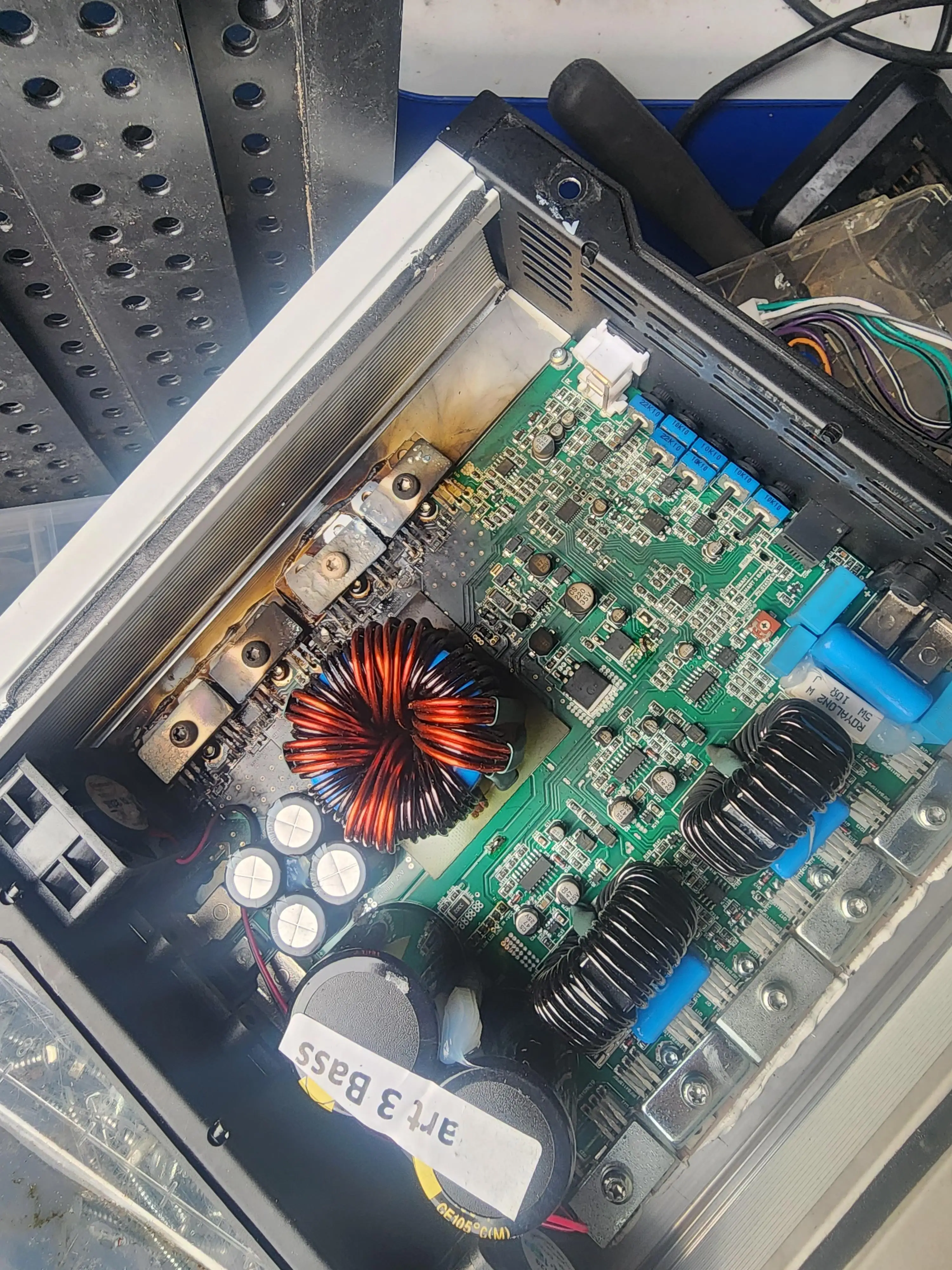 Taramps Big Boss 5 Bass in car audio setup