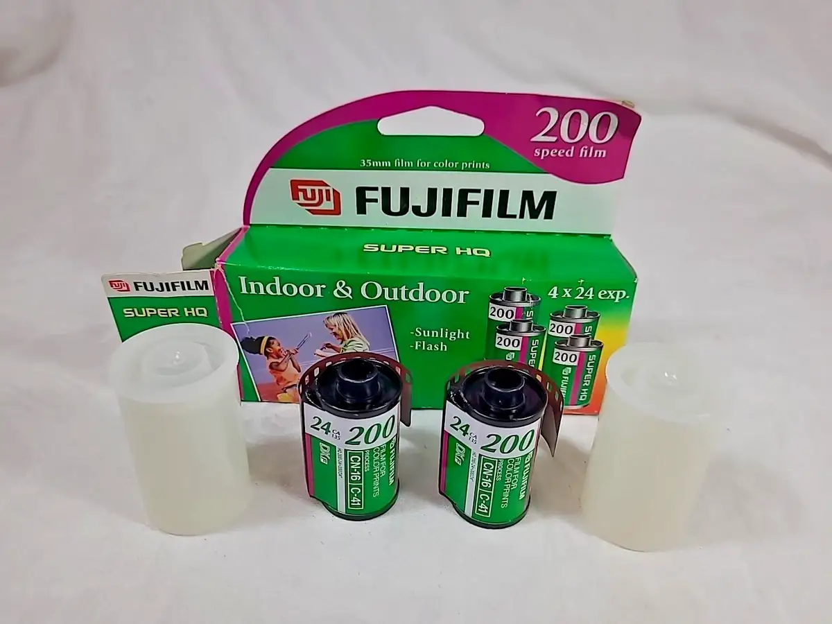 Fujifilm Fujicolor 200 Review: Daylight Winner, Low-Light Risk