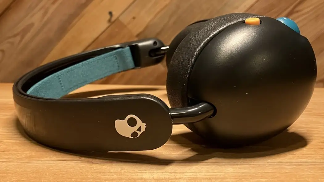 Skullcandy Grom headphones snug fit example