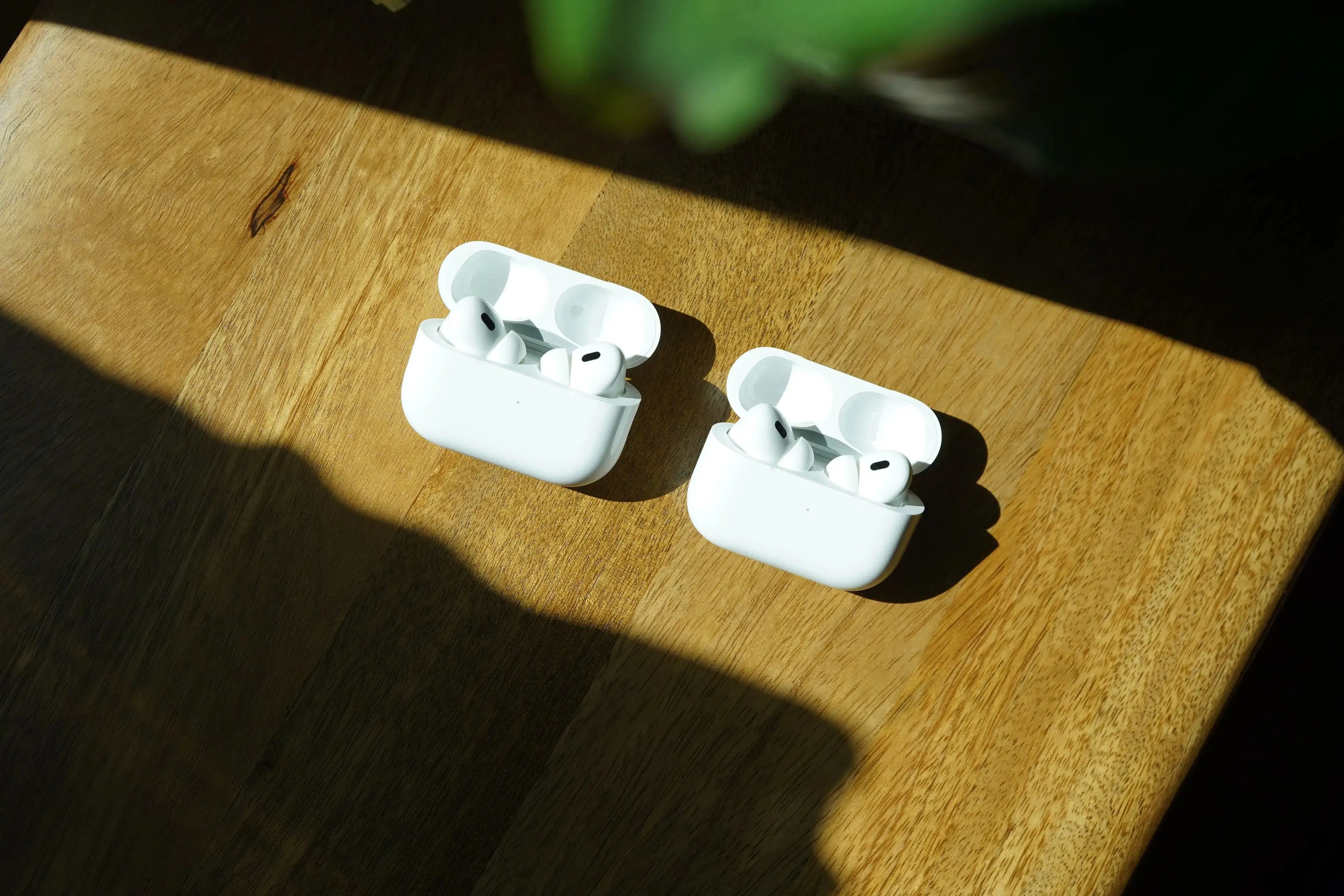 Apple AirPods 2 product photo claims analysis
