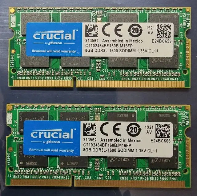 Samsung DDR5 SODIMM installation in a laptop